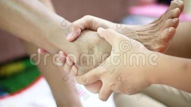 年轻女子的双手握着，温柔地抚摸着老年妇女的双手，隐喻和肢体语言的概念，感受爱，抚慰和抚慰